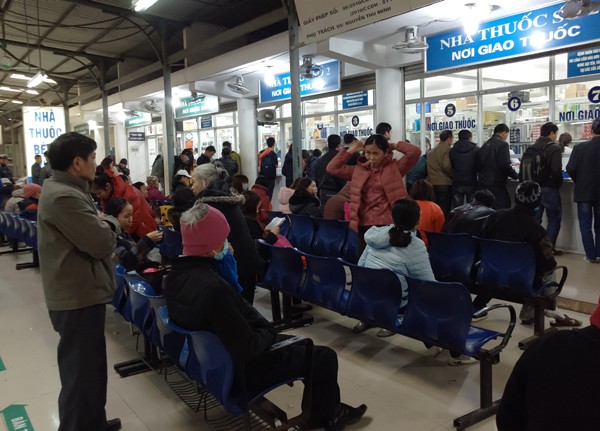 Rét cắt da cắt thịt, người nhà bệnh nhân co ro ngoài hành lang tìm cách trốn lạnh